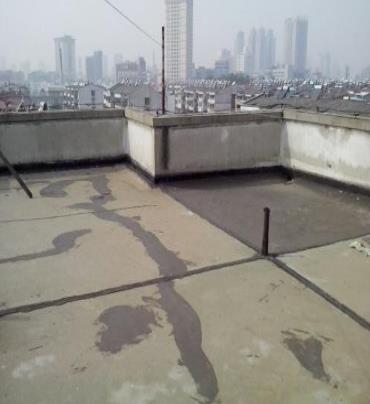 石嘴山市漏水维修 楼顶漏水是什么原因，楼顶漏水维修方法是什么?